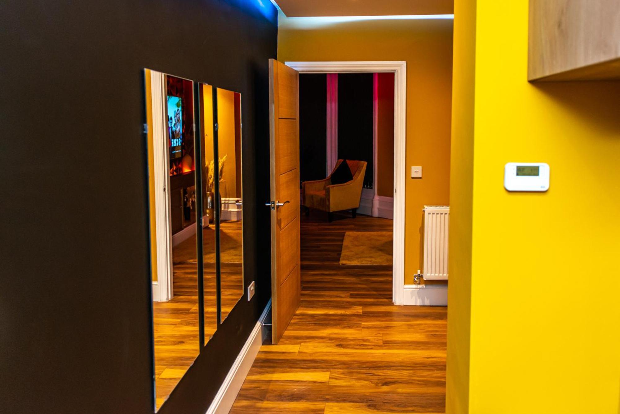 Optimal Apartments Bradford  Bilik gambar