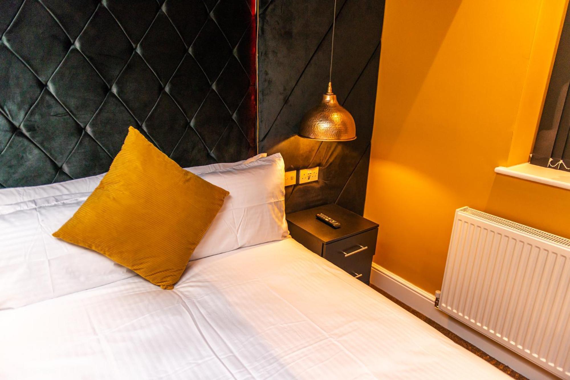 Optimal Apartments Bradford  Bilik gambar